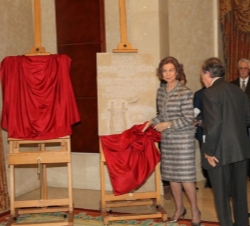 Su Majestad la Reina, tras la finalización del primer entreacto descubre, en el Salón Goya del Teatro Real, una de las placas conmemorativas del 200 a